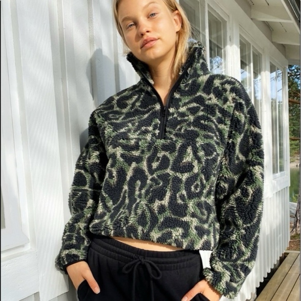 Aritzia TNA Half Zip Rush Polar Fleece Pullover Jacket Green Print Medium - Picture 6 of 12